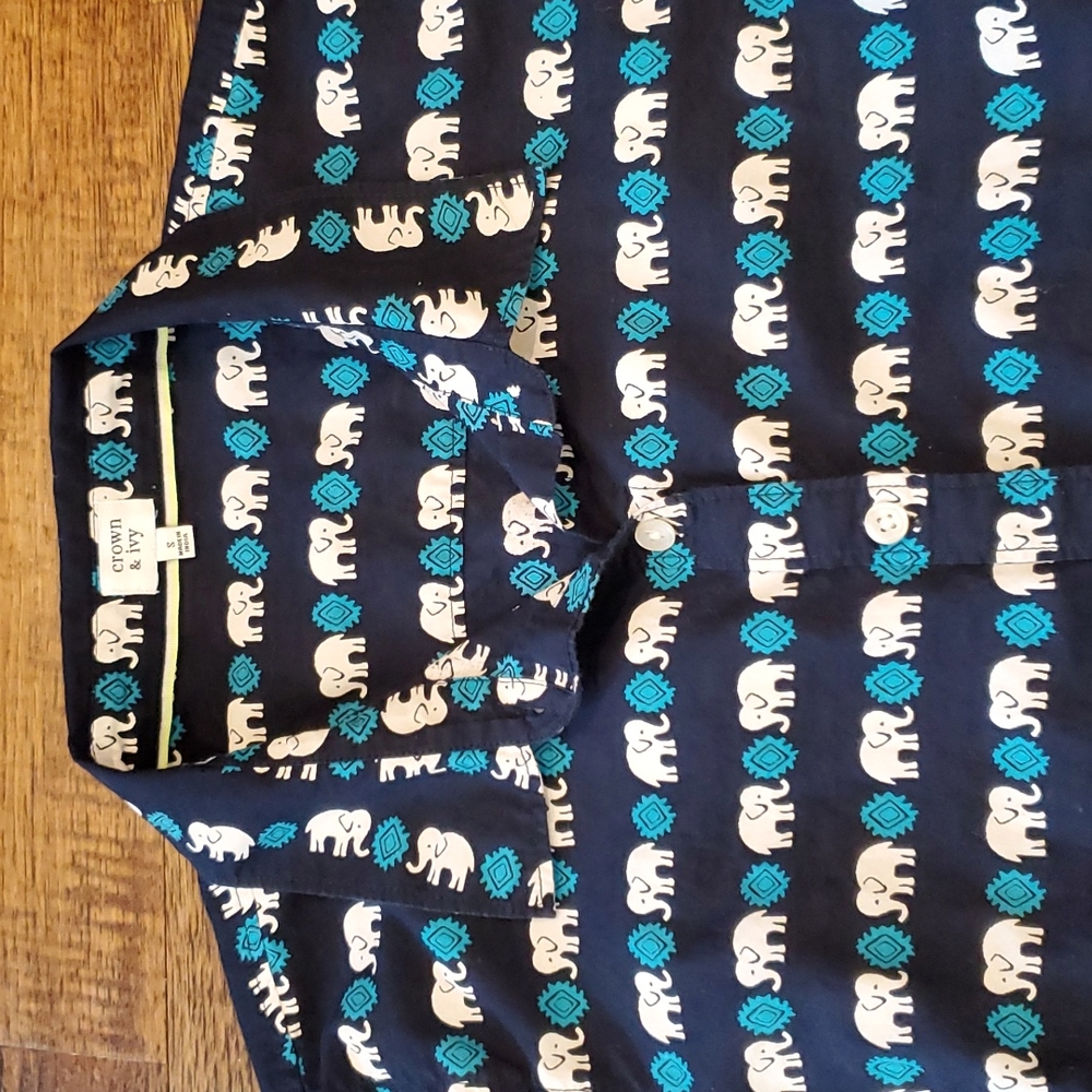 Womens Crown & Ivy navy elephant print button down size S - Picture 2 of 5
